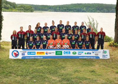 Mannschaftsfoto_Funktionsteam_2018_2019_SPONSORENBANDE